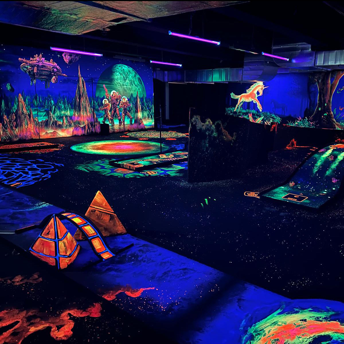 3D Minnigolfanlage mit Neon