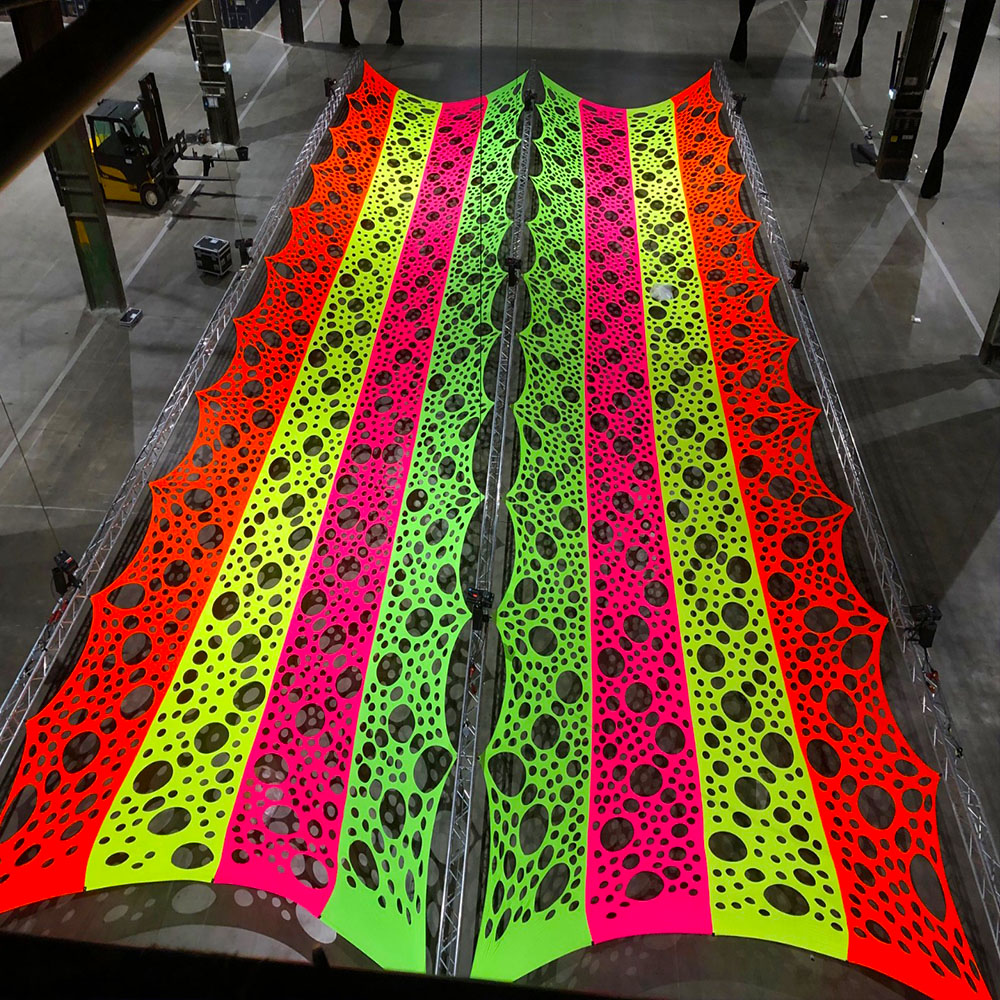 20x35m gespannt, Lochmuster Neonstoffe als knallige Deckendeko in Eventhalle